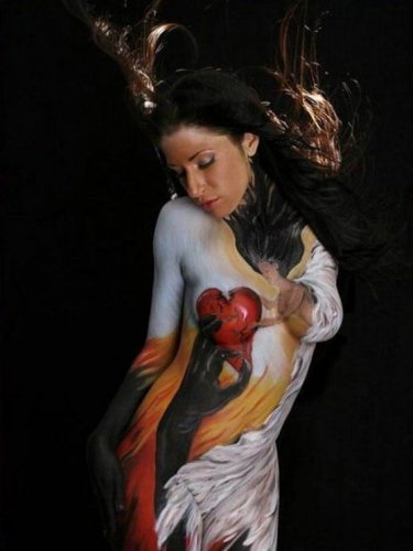 Великолепный боди-арт на обнаженном женском теле.